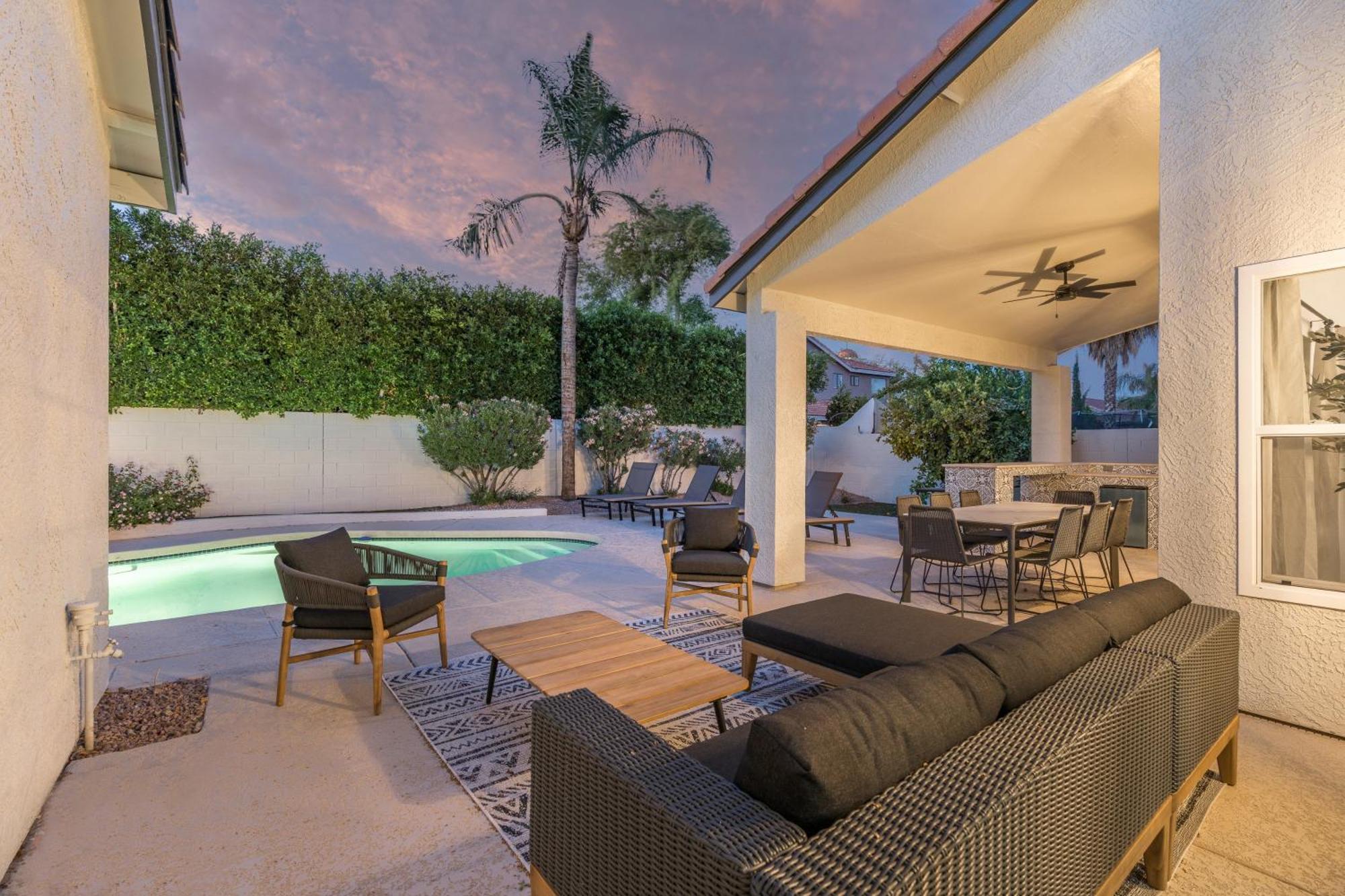 Black Palm Sparkling Pool Pool Table Close To Kierland Entertainment Newly Designed Beauty Holiday home Phoenix